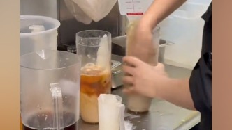 霸王茶姬通報“員工徒手?jǐn)嚹滩琛保簥蕵沸袨?，?yán)肅處置