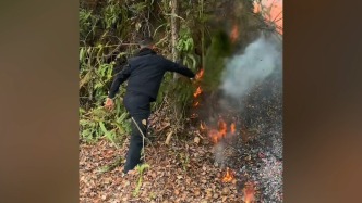驾车途中遇山火，退伍军人带头出手稳住火情