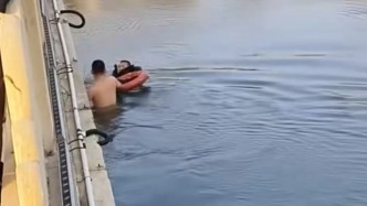 零下3℃，00后小伙跳水救起落水者，他說“年輕人必須沖在最前面”