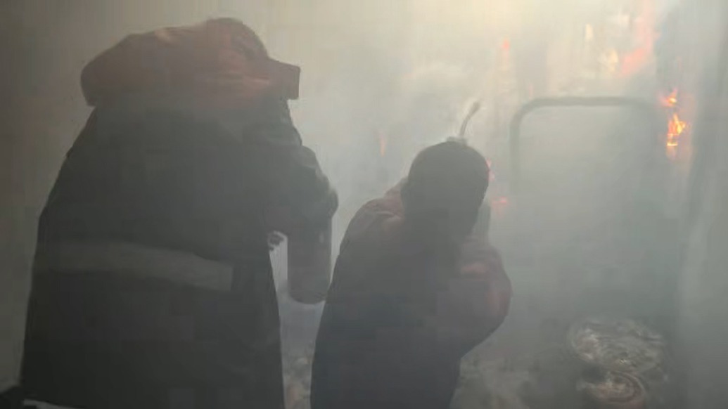 他們不是消防員卻第一個沖了上去！小區(qū)突發(fā)火情，商丘四名熱力員工接力撲救