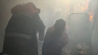 他們不是消防員卻第一個(gè)沖了上去！小區(qū)突發(fā)火情，商丘四名熱力員工接力撲救