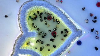 黑龙江省哈尔滨市第27届冰雪大世界，巨大的“玫瑰冰谷”成为冬季浪漫的亮点