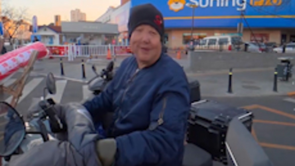 男子騎車時撞到大爺?shù)姆垂忡R，道歉后獲善意安慰：“互相理解比什么都強”