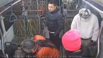 公交上的 “生死時(shí)速”！司機(jī)乘客聯(lián)手救助暈厥老人