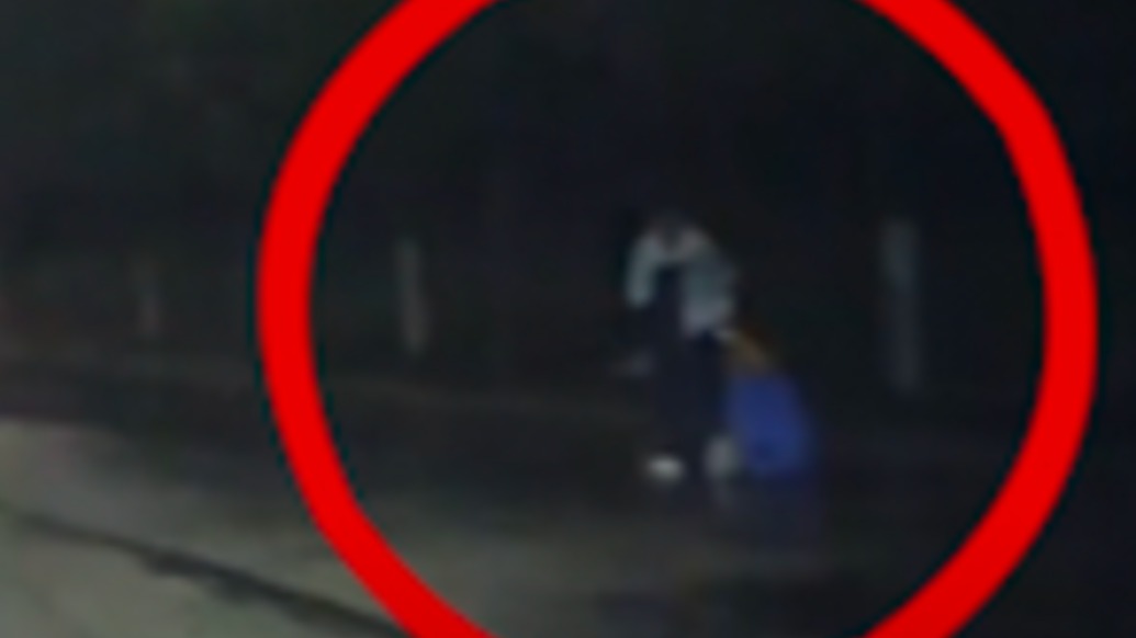 “看著好心疼”，女生雨夜拖行李箱在國道獨(dú)行，好心夫妻發(fā)現(xiàn)后帶她一程