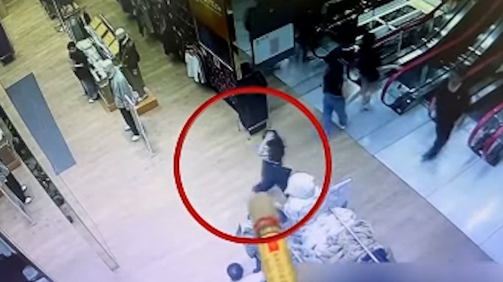 女子在優(yōu)衣庫(kù)剪掉防盜磁扣偷走兩件毛衣，當(dāng)天落網(wǎng)