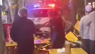 重庆一巡逻警车撞上护栏，警方：操作不当，无人员受伤