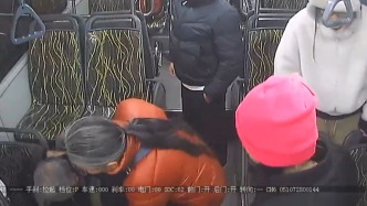 出手救助发病乘客后，这名公交车司机为何提到自己八十多岁的母亲