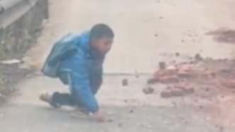 好有爱的双向奔赴：车主停车让路，孩子们以为石子挡路帮忙捡开