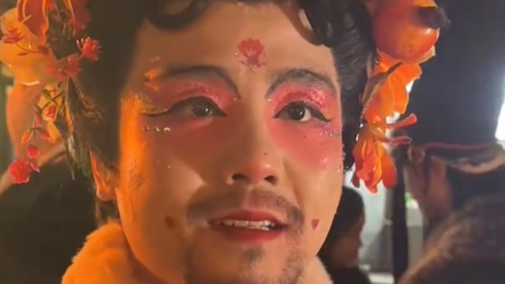 “我希望你2026年天天都開(kāi)心” ，游客反向心愿暖化全網(wǎng)，NPC愣住難掩感動(dòng)模樣