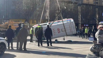 西安通報(bào)救護(hù)車(chē)與轎車(chē)發(fā)生碰撞側(cè)翻：致3傷，均無(wú)生命危險(xiǎn)