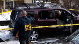 市长爆粗口让移民局“滚出去”！复盘美国ICE探员射杀美国公民全过程