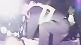 “兄弟醒醒啊”，外卖小哥行驶中突然倒地，民警用AED紧急救援