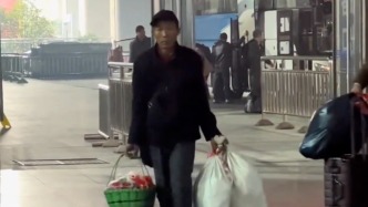 双手拎满“家乡味”，父亲坐3小时大巴车跨省给儿子庆生