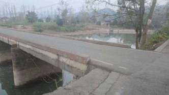 成都邛崃一妇女骑车过无护栏桥梁时坠河身亡：被认定操作不当，镇政府拒担责