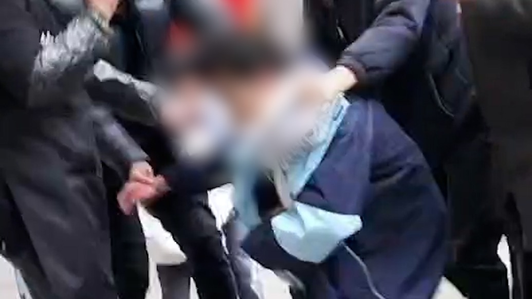 学生发型不达标遭老师按地剪发？重庆垫江县教育委员会已介入处理