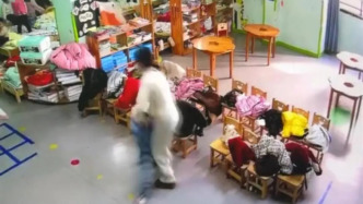 江西宜春通报“幼儿园员工揪拽男童耳朵致呕吐”：涉事员工被辞退