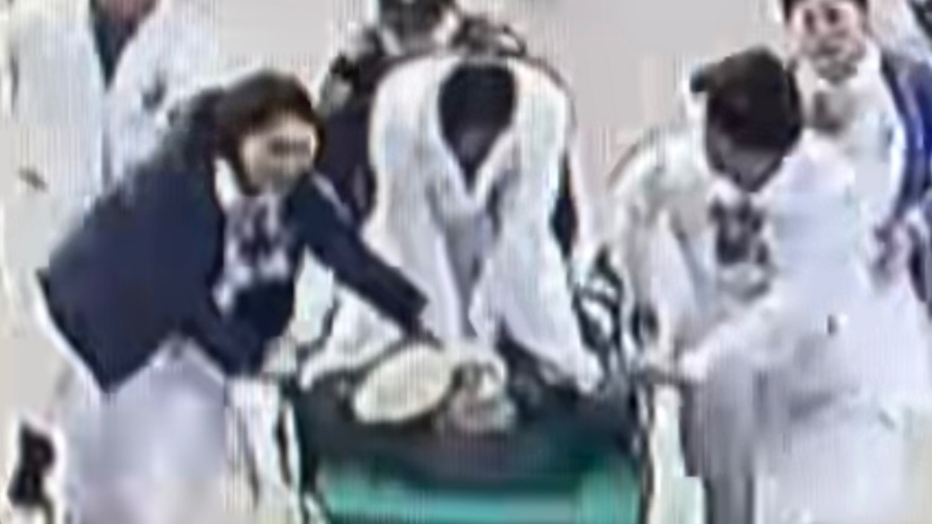 命懸一線！男子突然倒地心跳驟停，醫(yī)護(hù)街頭“狂飆”從死神手里搶人