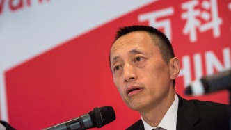 万科：因到龄退休，董事、执行副总裁郁亮辞职