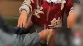 两岁儿童将尿不湿扔入火锅，海底捞：已对锅具废弃处理，警方已处理其监护人