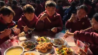 商丘一所小學(xué)請400余名師生吃大席，這頓“提前的年夜飯”儀式感滿滿