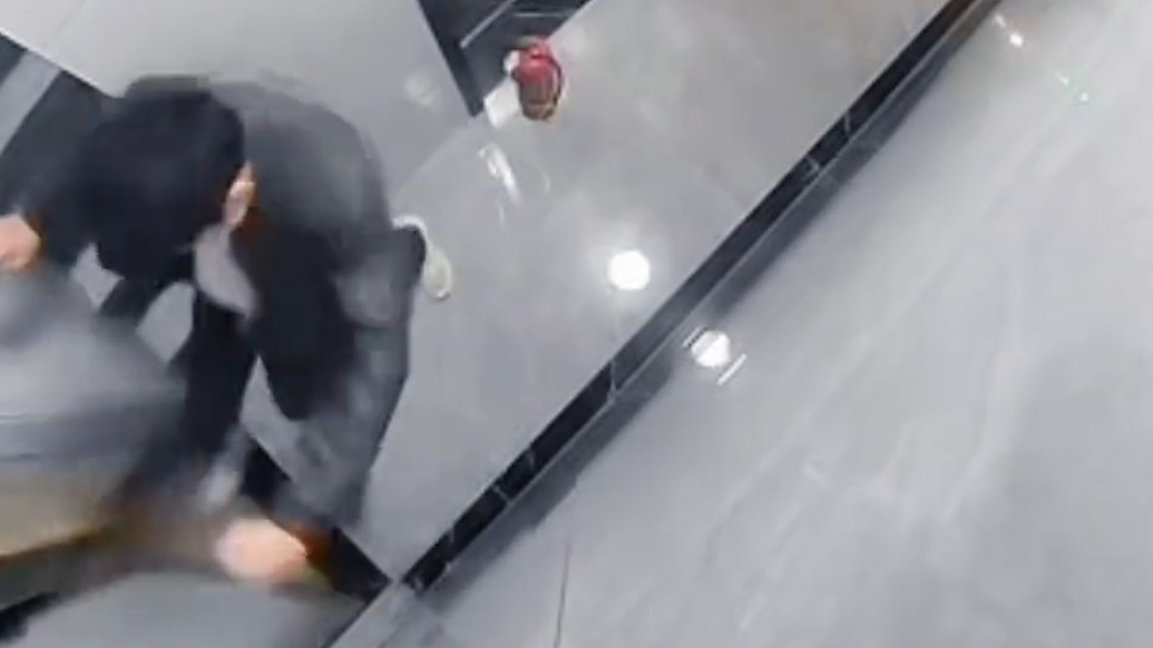 租客醉酒后踹門其他租客報警,房東:經(jīng)民警耐心勸導(dǎo)后和解