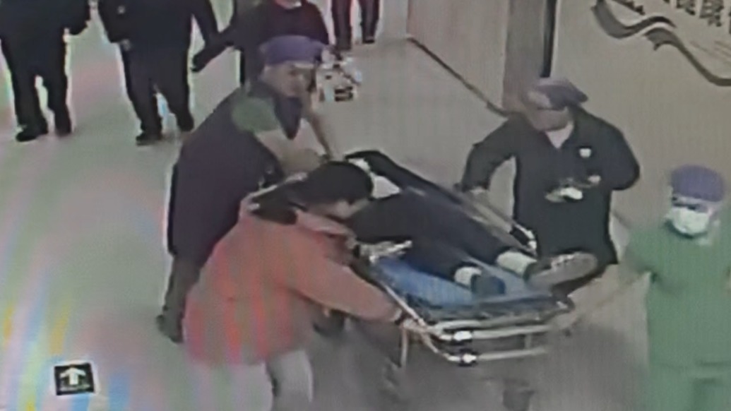 与死神赛跑！刚下手术来不及脱衣，护士穿着40斤重的铅衣狂奔救人