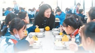 人民日報(bào)實(shí)地探訪為基層減負(fù)：“高效的政務(wù)服務(wù)，比很多優(yōu)惠政策還實(shí)惠”