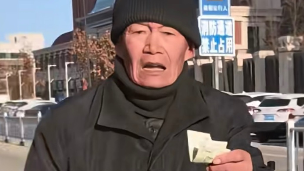 “给两块钱得了”，大爷剐蹭车辆手足无措，东北姑娘嘴“硬”心却暖