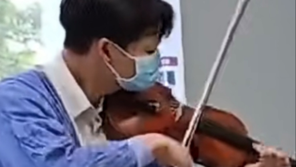 爱让思念永存，母亲临终前男子在病房里举办“演奏会”定格母子情 