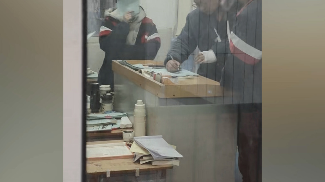 “孩子們的備考時間耽誤不起”，高三老師骨折不離崗，單手板書授課批作業(yè)