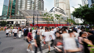 “路易號(hào)”吸引海外游客，上海靜安去年“即買(mǎi)即退”銷(xiāo)售額增超13倍