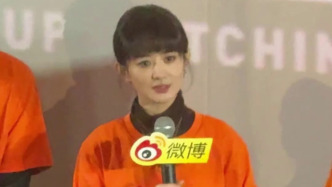 在《小城大事》里，赵丽颖演了一位基层干部