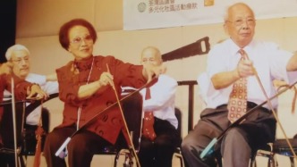 锯琴声音不好听？90岁锯琴团团长这样说