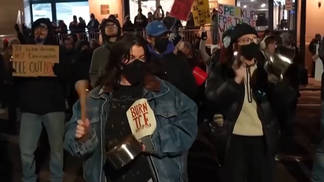 美国民众举行“噪音示威”，抗议移民执法行动