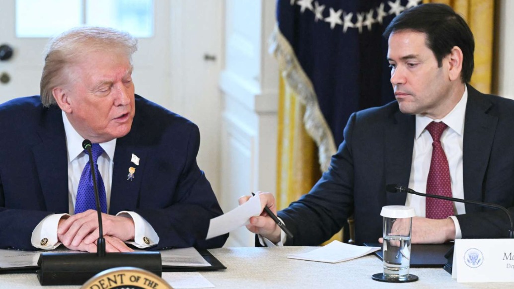 尴尬场面!鲁比奥偷递纸条,特朗普却高声朗读