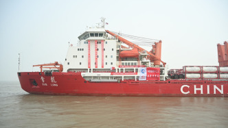 “雪龙”号停靠新西兰利特尔顿港，开展物资补给、人员轮替