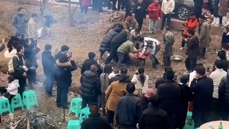 重慶網(wǎng)友“呆呆”吆喝殺年豬，網(wǎng)友跨省組隊來幫忙！村委會：來了上千人，多部門維持秩序