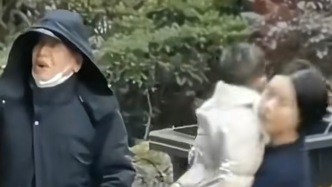 萌娃光著腳穿著單薄在小區(qū)迷路，女子脫衣裹娃大爺大喊尋人