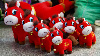 趣看｜错版“哭哭马”逆袭成爆款，情绪消费马“倒”成功