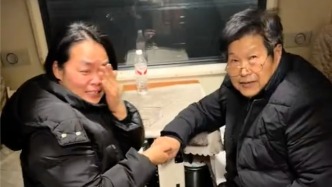 71岁老教师火车偶遇20年前学生，脱口而出的名字让她红了眼眶