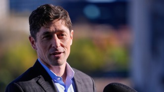 美執(zhí)法人員射殺女子引發(fā)持續(xù)抗議，市長質問開車調頭也算恐怖分子嗎？