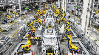 接棒六篇“钟才平”，《人民日报》整版刊发“钟才文”署名文章