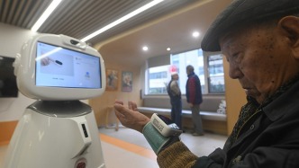 工信部：將加大養(yǎng)老服務(wù)機(jī)器人、適老鞋服、易吞咽食品等產(chǎn)品研發(fā)力度