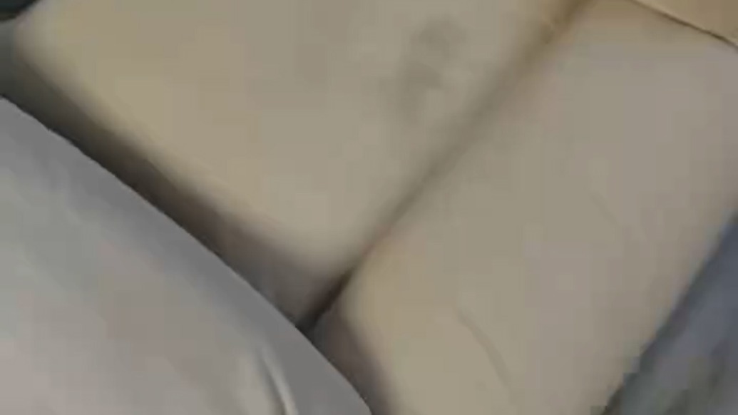 新买沙发多处污渍消费者怀疑为二手货，商家否认称系物流运输造成