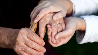 商務(wù)部：將結(jié)合家政服務(wù)，發(fā)展老年人居家照護(hù)服務(wù)