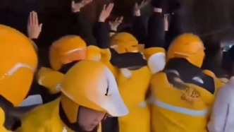 大風(fēng)掀翻圍擋砸向路人，鄭州41名外賣小哥徒手撐起生命通道