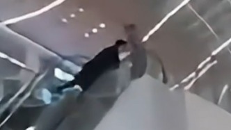 男子持刀傷人保安出手制止險(xiǎn)被推下扶梯，南昌萬(wàn)象城：實(shí)質(zhì)性獎(jiǎng)勵(lì)安保人員