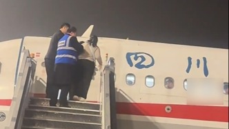 清晨無(wú)言的默契，行動(dòng)不便女孩登機(jī)?，身后乘客集體靜候