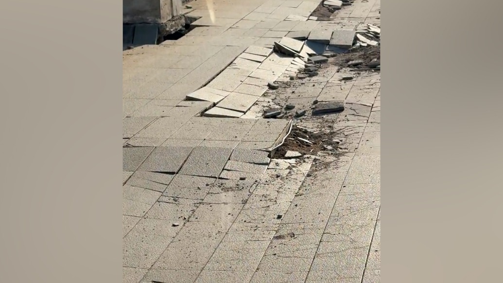 武漢一小區(qū)商鋪附近路面沉降，應(yīng)急局表示原因仍在調(diào)查，街道辦稱出行無礙